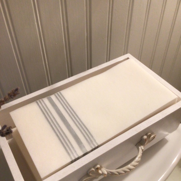 150 Silver Stripe Disposable Multipli Hand Towels NWT - Picture 4 of 7